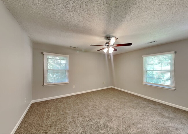 Building Photo - 601 Flagstop Ct