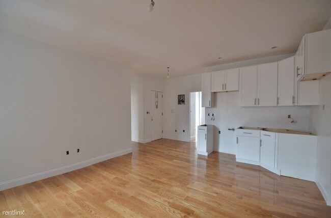 Foto del edificio - 2 br, 1 bath  - 2126 Tiebout Ave