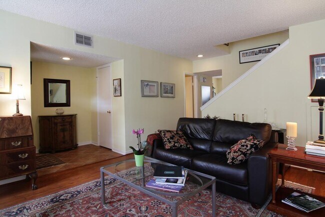 Building Photo - 947 Memorial Village Dr