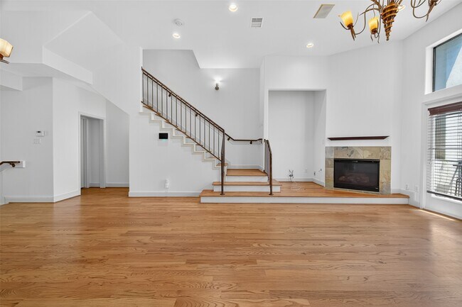 Building Photo - 5018 Lillian St