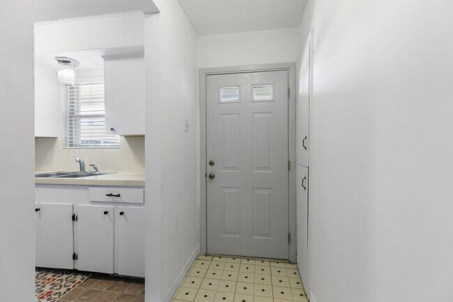 Building Photo - 812 Coolidge St