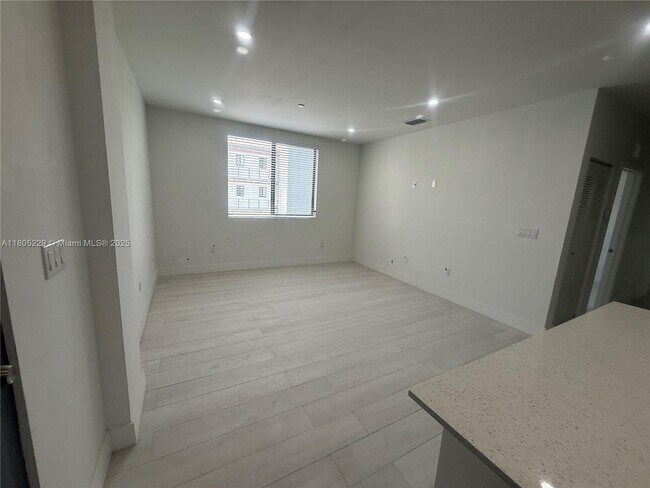 Foto del edificio - 879 E 24th St