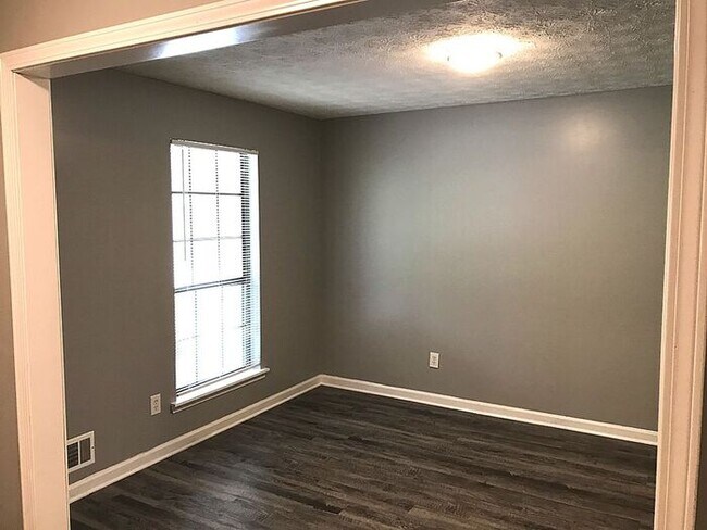 Foto del edificio - New Faux Wood Flooring and Fresh Paint