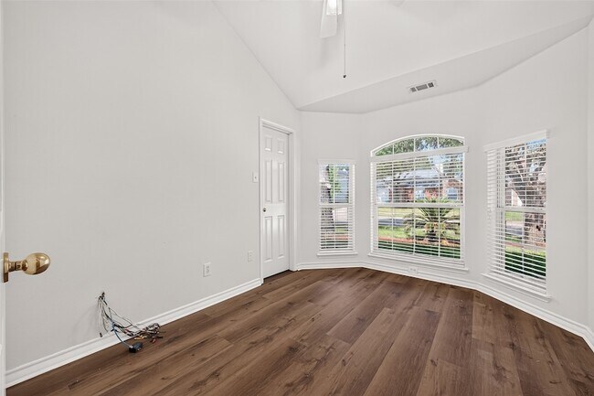 Foto del edificio - 3830 Flatwood Dr