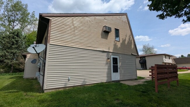 Building Photo - MN Cedar Village (785)