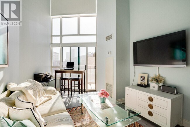 Building Photo - 255 Richmond St E