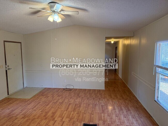 Foto del edificio - 3040 Samples Rd