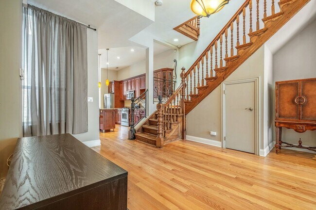 Building Photo - 2140 W Monroe St