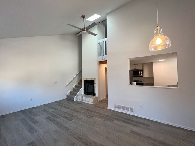 Building Photo - Bright and updated 2 Bedroom Townhome in Louisville