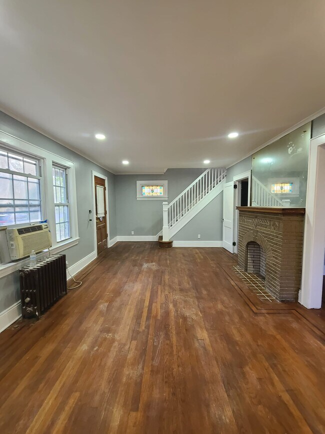 Building Photo - 333 Thompson Ave
