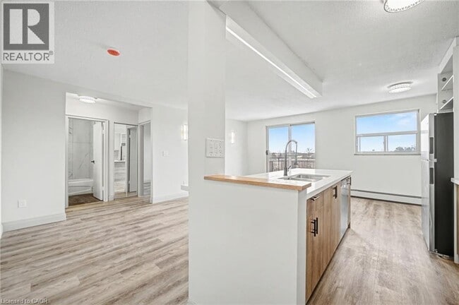 Building Photo - 41 Sutherland St W