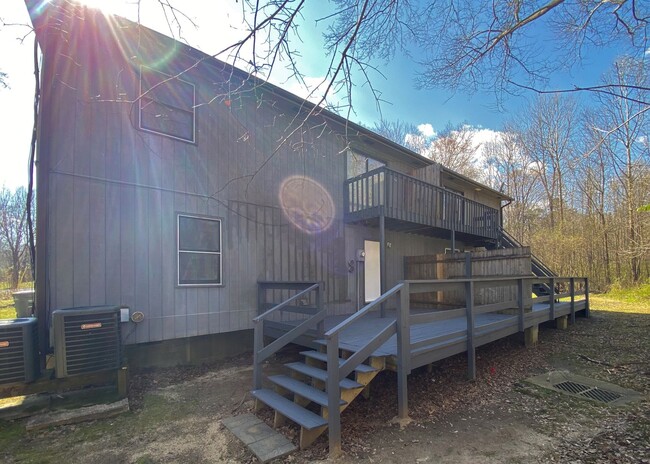 Building Photo - Townhouse style 4bed, 2bath duplex in Cul-...