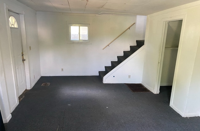 Building Photo - Spacious 2-Bedroom Home for Lease in Akron