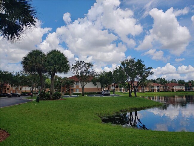 Foto del edificio - 704 NW 92nd Ave