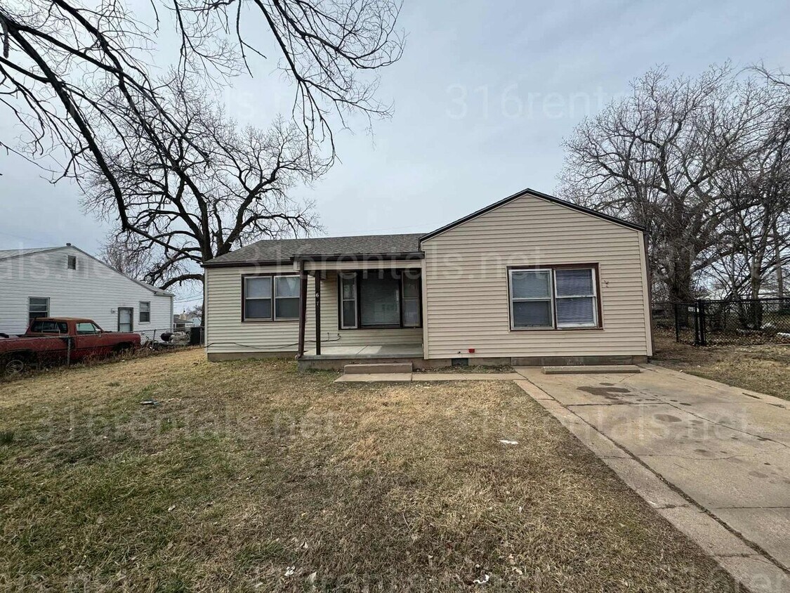 Foto principal - $995 - 3 bed 1 bath - Single Family Home