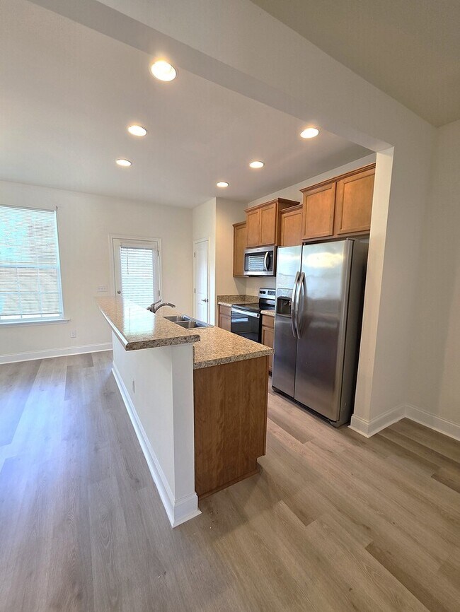 Building Photo - Great 3 bed Townhouse with 1 car garage!
