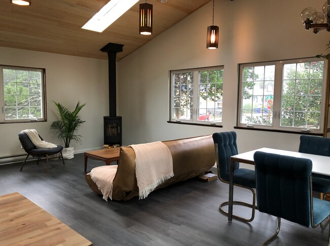 Sala de estar en la planta superior - 712 SW 28th St