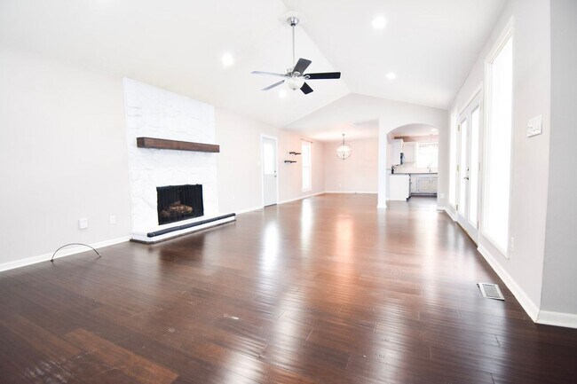 Building Photo - 3 Bedroom 2 Bathroom Home with Courtyard