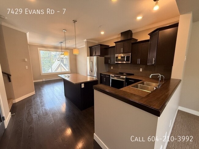 Building Photo - Family Friendly Townhouse