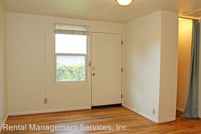 Building Photo - 6901-6923 NE Prescott St