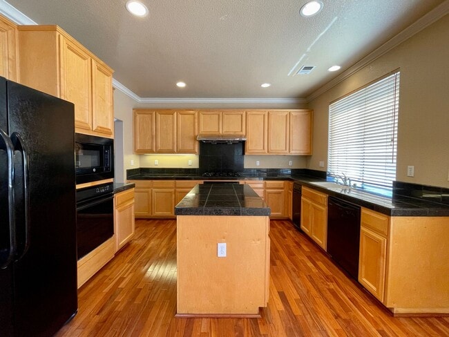 Building Photo - Gorgeous, Spacious 5 Bedroom 3 Bath Evergr...