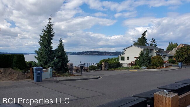 Foto del edificio - 4 br, 3 bath House - 3631 Soundview Dr W