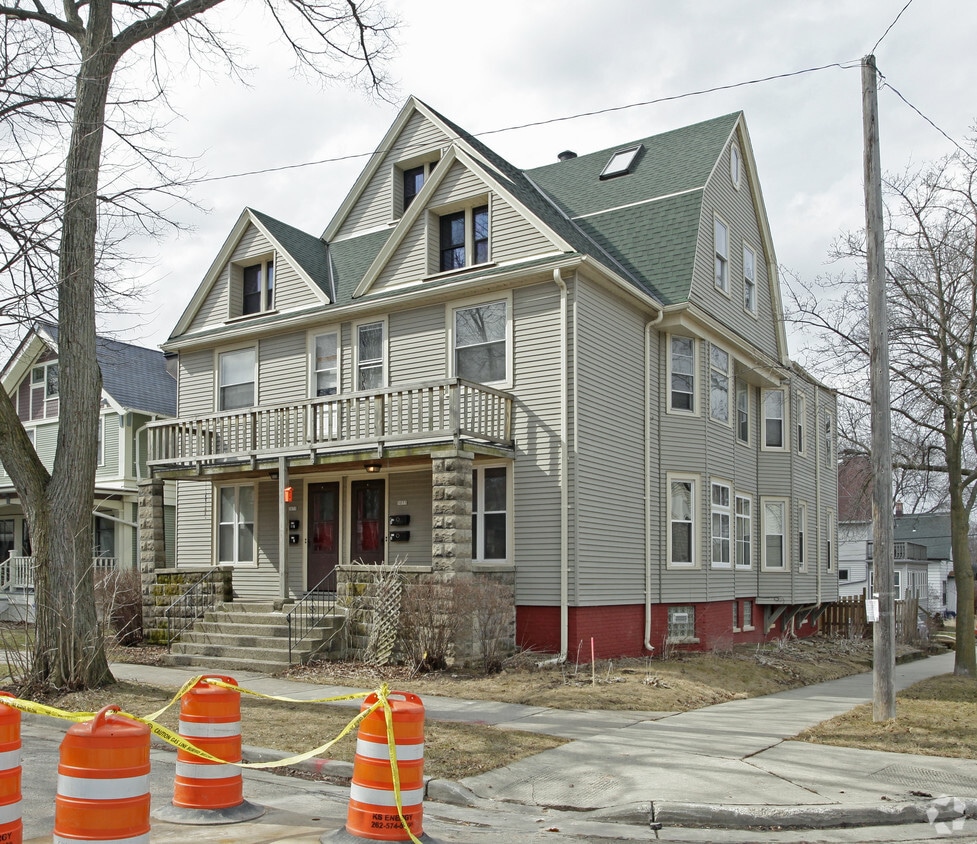 30753077 N Newhall St, Milwaukee, WI 53211 Apartments in Milwaukee