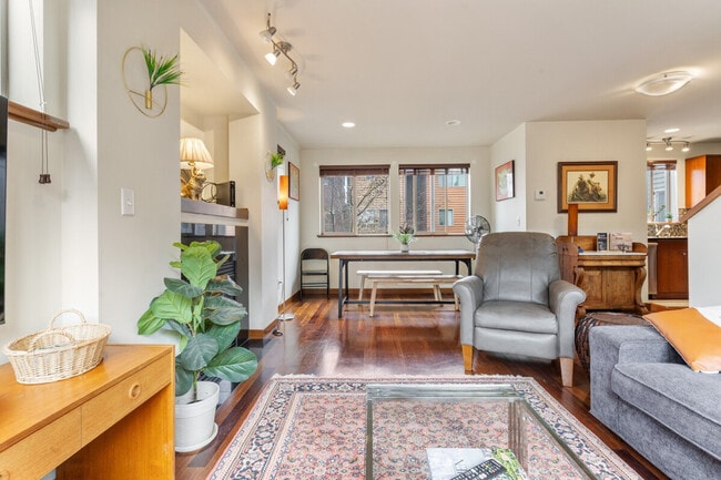 Building Photo - 4401 SW Raymond St