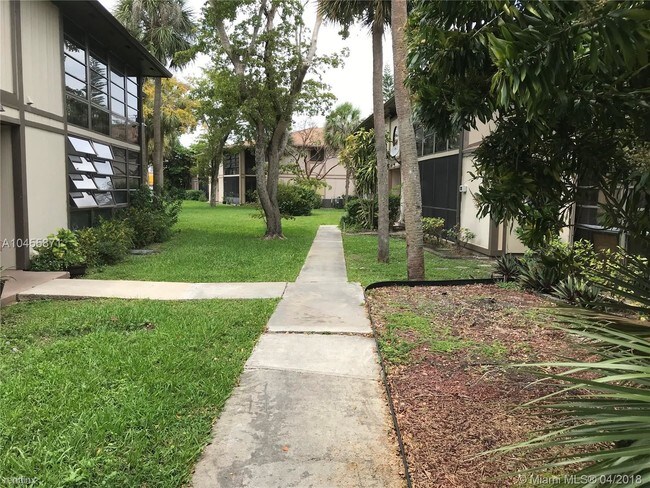Foto del edificio - 809 NE 199th St