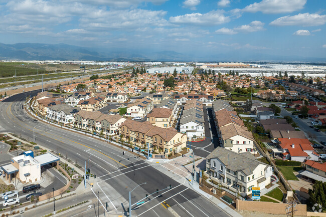 Building Photo - Calista Luxury Townhomes