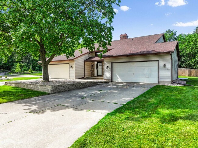 Foto del edificio - 2596 Parkwood Dr