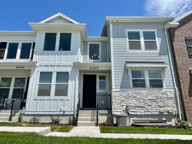 Foto del edificio - Beautiful Poolside Townhome at The Exchange!
