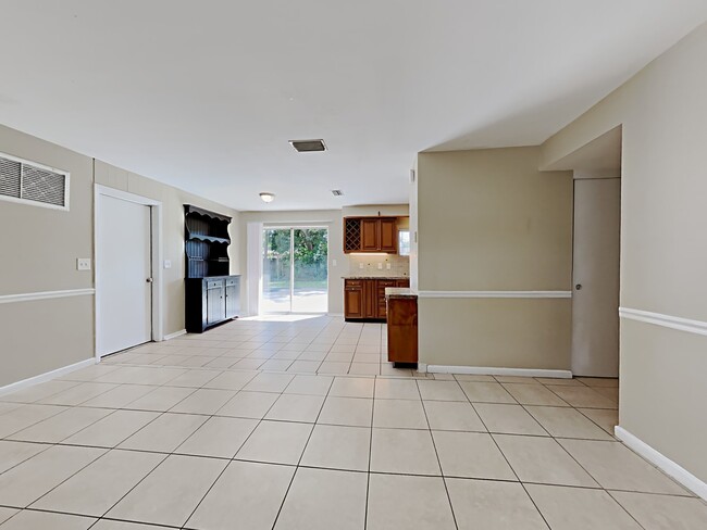 Building Photo - 8740 Gardenia Dr