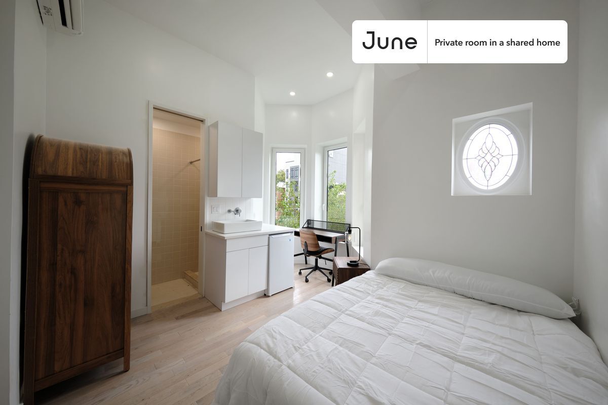 Foto principal - Private bedroom in 4 bed/4 bath Home