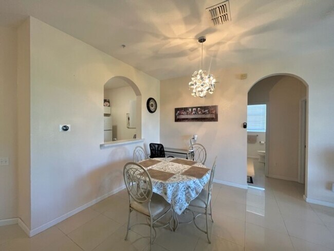 Foto del edificio - FURNISHED 3 Bedroom, 2 Bathrooms in the so...