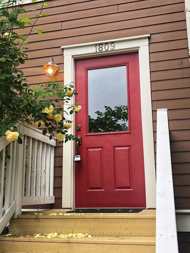 Foto del edificio - Beautiful Madison Valley Craftsman