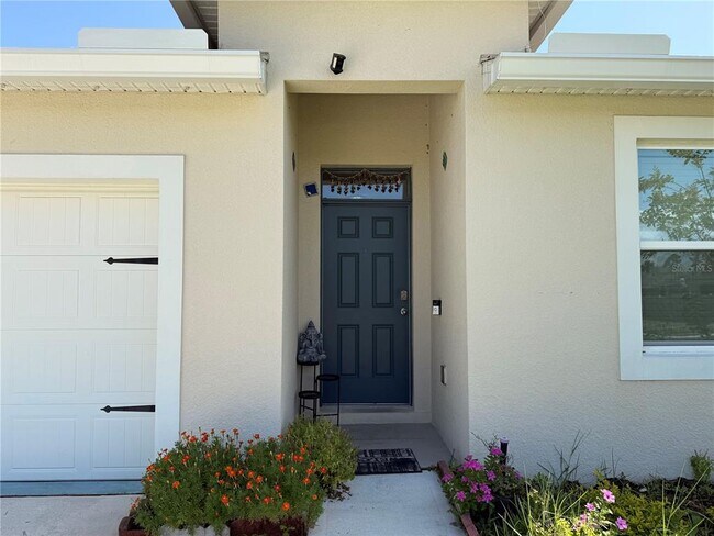 Building Photo - 2250 Hidden Palm Dr