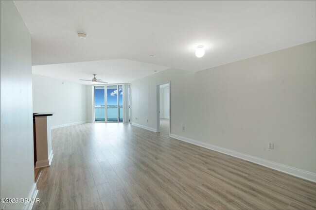 Foto del edificio - 241 Riverside Dr