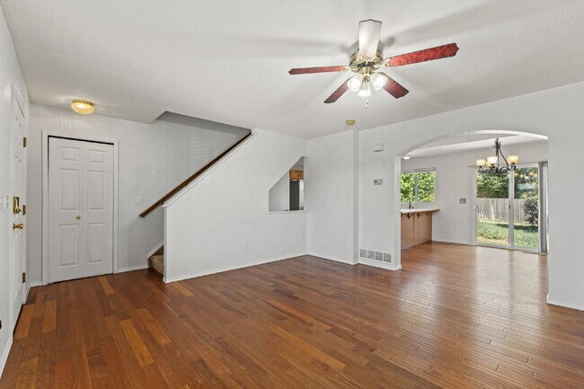 Foto del edificio - Beautiful 3-Bedroom Home with Bonus Room a...