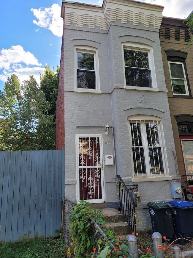 Building Photo - 417 I St NE