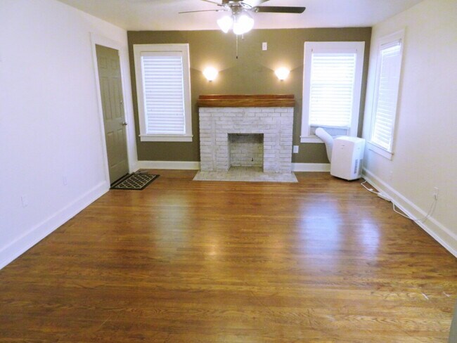 Building Photo - Front House Located Near Parks & Minutes From Texas Tech Campus!
