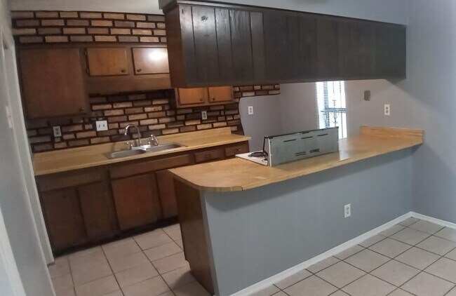 Foto del edificio - 4 Success Realty is now offering this 3 be...