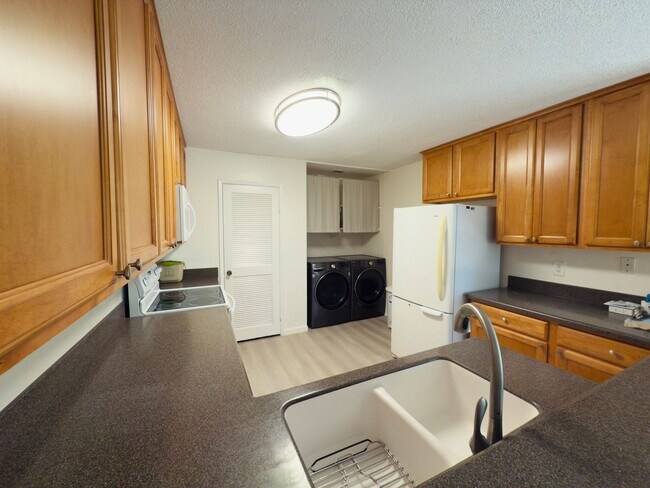 Foto del edificio - Charming 3-Bedroom Townhome Just Off the 5...