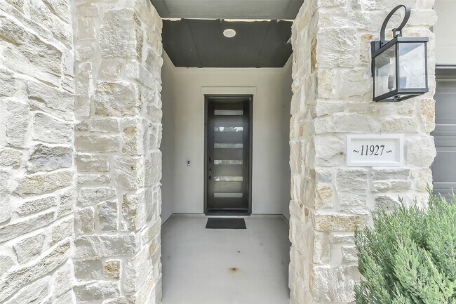 Foto del edificio - 11927 Carillon Forest Dr