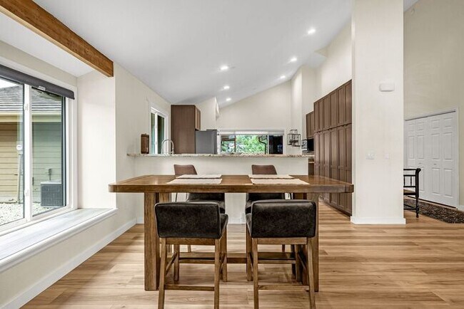 Building Photo - Fully Furnished Executive Townhome in Kiss...