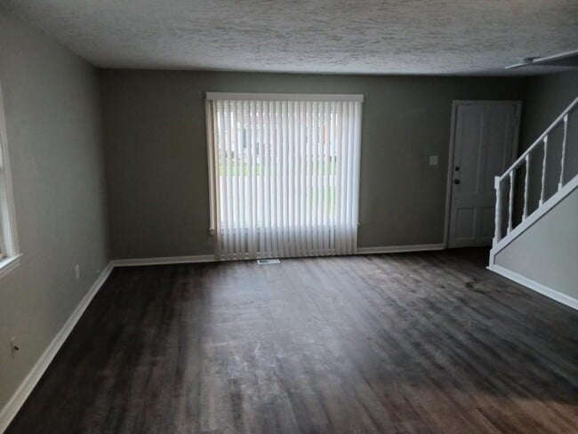 Building Photo - 4BR/2BA in St. Matthews