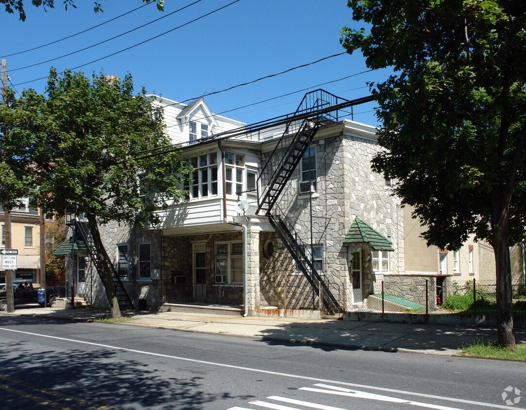 Building Photo - 1150 W Linden St