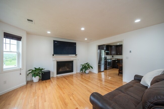 Building Photo - 7 Willow Brook Ln