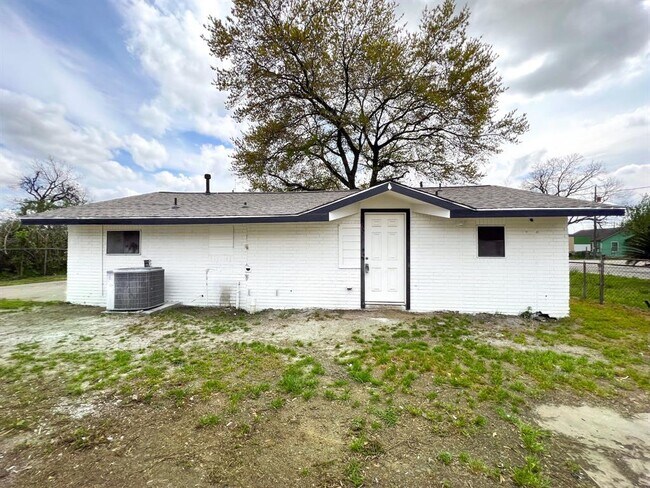 Building Photo - 2423 Woodard St