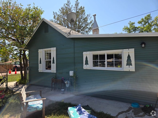 Building Photo - 831 Oak Ave